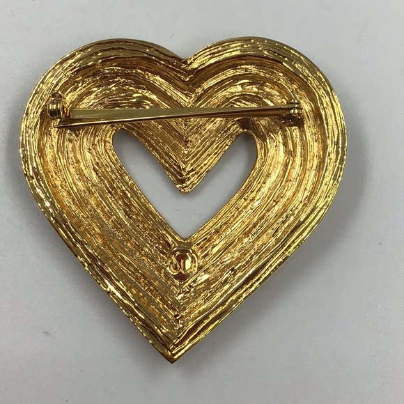 St John Knits Vintage Pin Brooch Heart 22KGP Logo Signed 1980's - Picture 2 of 3